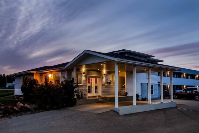 Smoky Lake Super 8 Hotel 1 768x512